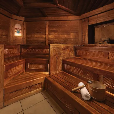 Wellness- & Jagdhof 5* 론바크