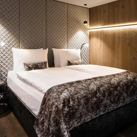 Wellness- & Jagdhof 5* 론바크