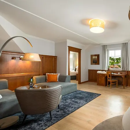 Wellness- & Jagdhof 5* 론바크