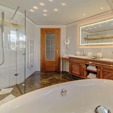 Wellness- & Jagdhof 호텔 론바크